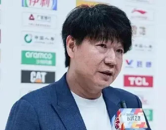 邱彪在赛后发布会上直接摊牌，连“愿意接受一切后果”这种话都撂出来了，明眼人都听得出来，这帅位怕是真悬了。
爆冷输给福建这一场，山东男篮打得确实让人窝火。
整场球看下来，场上真正拼命的也就剩下一个陶汉林，攻防两端全靠老将一个人死撑。其他人在场上梦游，防守漏得跟筛子一样，邱彪在场边喊破了嗓子也没用。