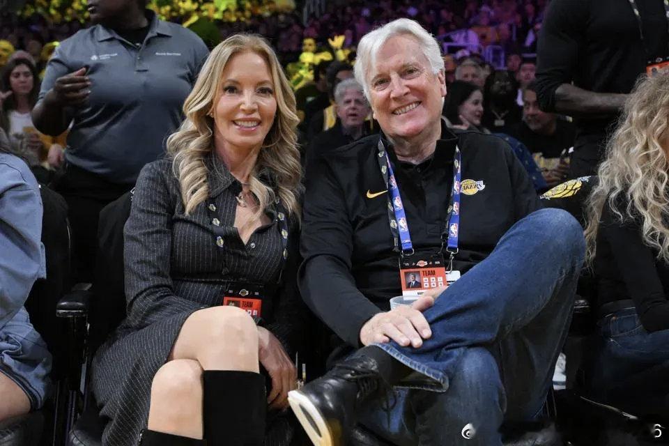 2025年10月，NBA🏀理事会批准了巴斯家族以创纪录的100亿美元...