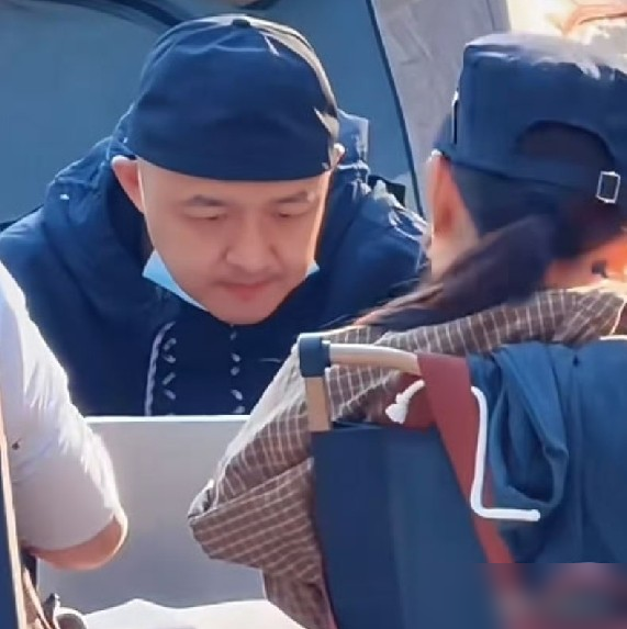 包贝尔又带着老婆包文婧去露营了，底下评论全在问，他到底什么时候能彻底糊掉。
说实话，这哥们的路人缘，已经烂到连呼吸都是错。主演的片子豆瓣基本全在5分以下，喜剧一上，观众直接喊烂片预警。可他演反派，尤其是《大人物》里那个赵公子，那股子疯癫扭曲的劲儿，还真就立住了。
同样是口碑崩盘，文章比他惨多了。