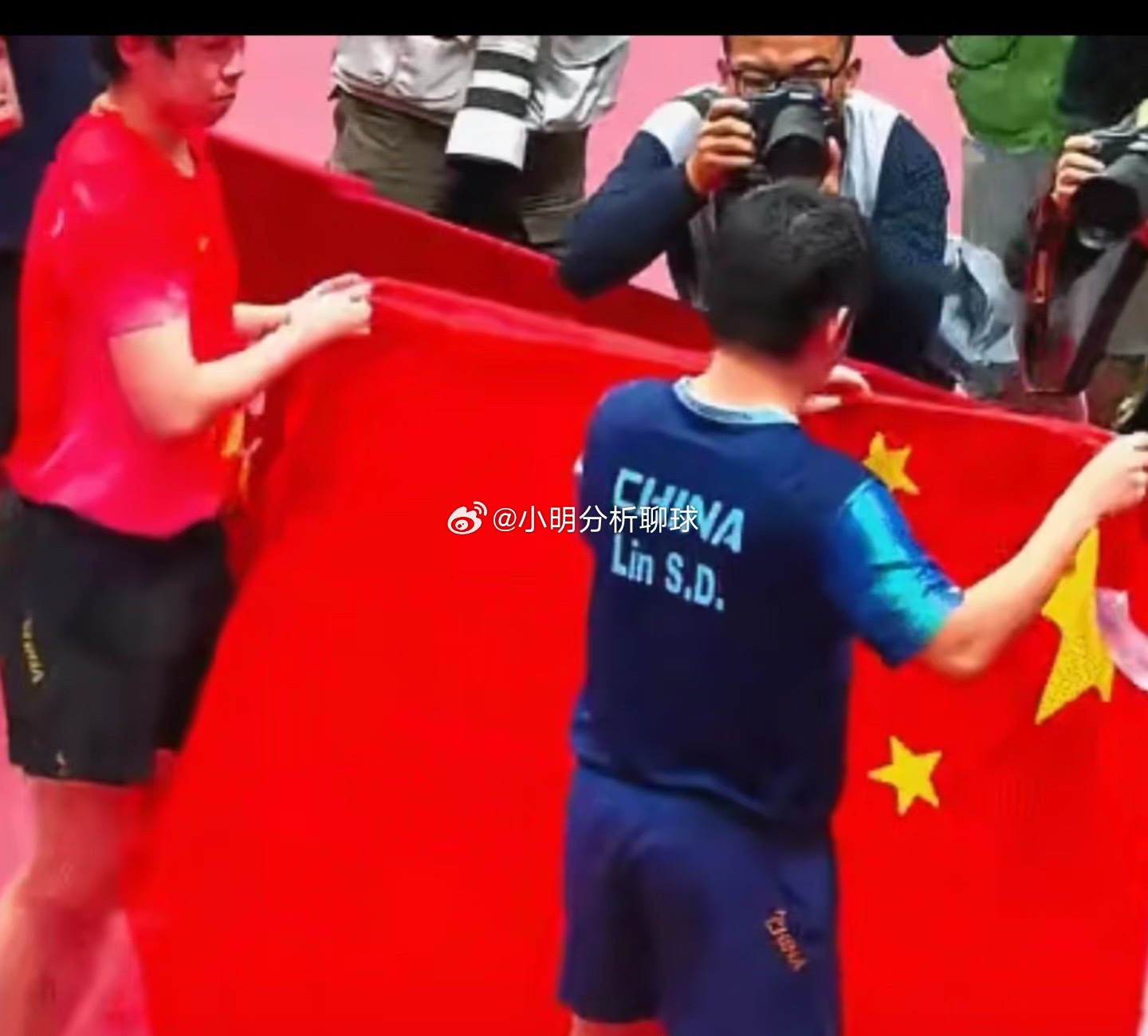 输赢见人品！国旗前一处细节，尽显王楚钦
#王楚钦示意林诗栋必须回答提问#

王楚钦的一个动作，让人喝彩。男单比赛结束之后，林诗栋icon手持国旗邀请王楚钦。当王楚钦过来的时候，林诗栋将右手握住的国旗一角递给王楚钦，但王楚钦用左手摆了一下，表示拒绝。
 
直接走到了国旗的另一头，让林诗栋站在右 ​