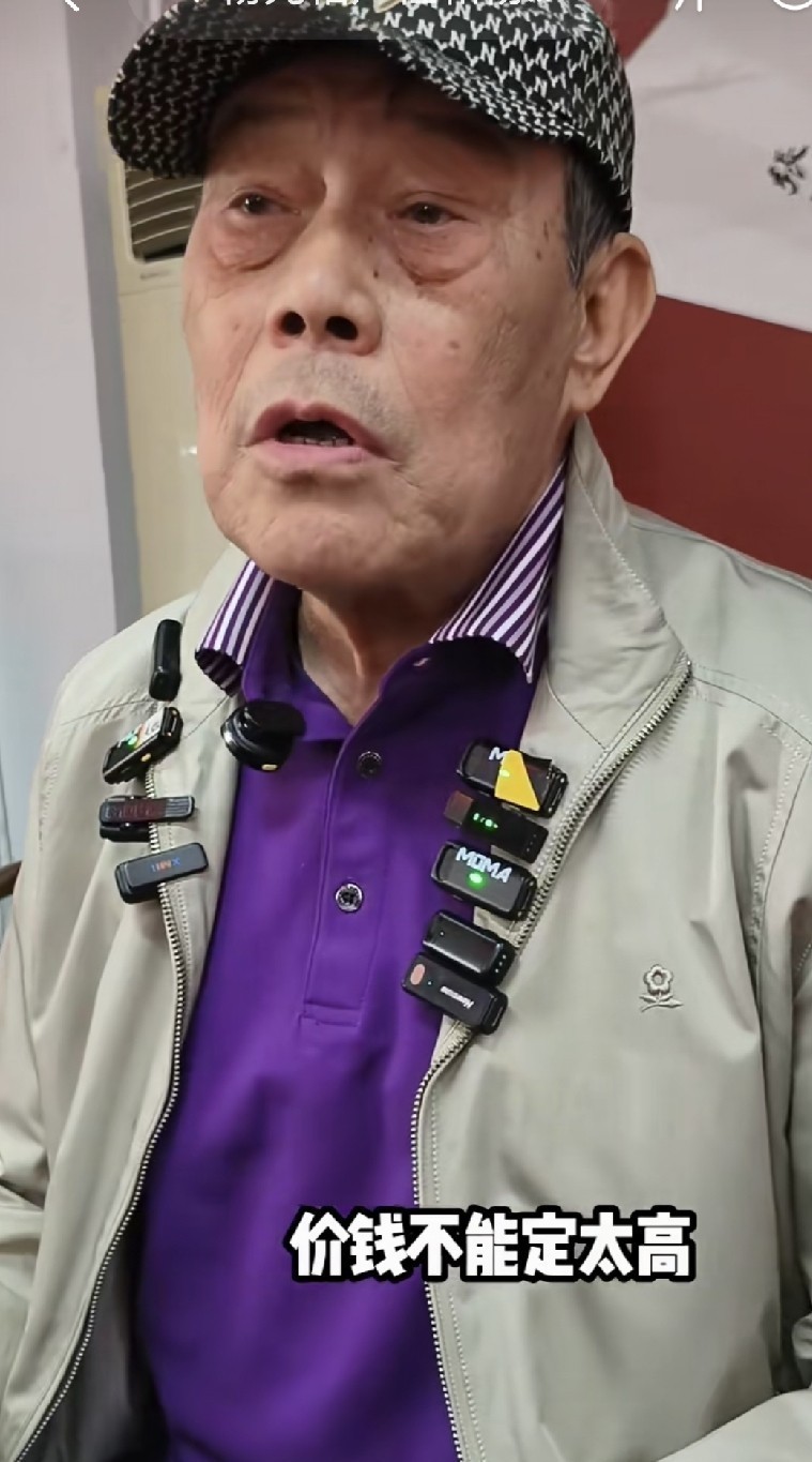 杨威认怂，自降身价，杨议为何还在炮轰。
昨天刷到杨威直播，他直接说“我不配，不敢卖高价”。这话从一个马三立徒孙嘴里说出来，听着挺心酸的。他旁边的人都知道，他茶社票价才80块，还搭瓜子，上座率也就那样。
杨议跟他亲哥不一样，天天发视频骂郭德纲，骂了17天，发了32条。他骂得越狠，直播间人气越高，但钱没