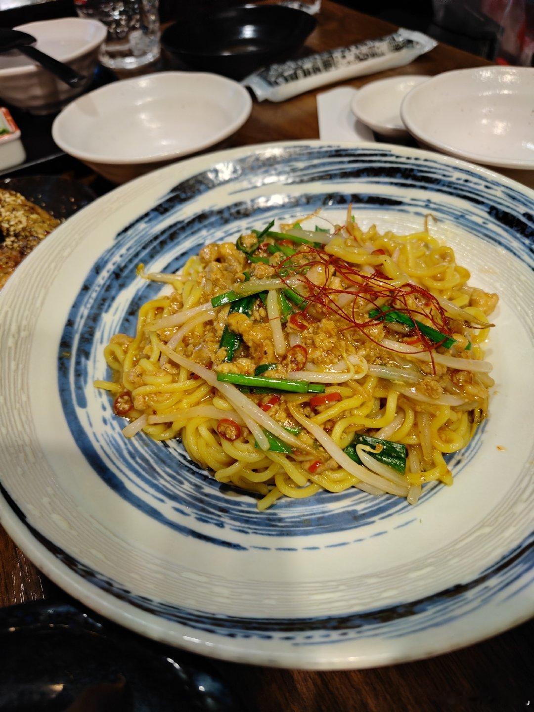 #日本拉面店因煮了14年汤底发酵歇业#在日本接连吃了好几次面，感觉都很咸，图一是豚骨汤面，图二是大半夜12点仍然排队了十多分钟的一蘭面，图三是台湾炒面。无一不是咸得难受[污] ​
