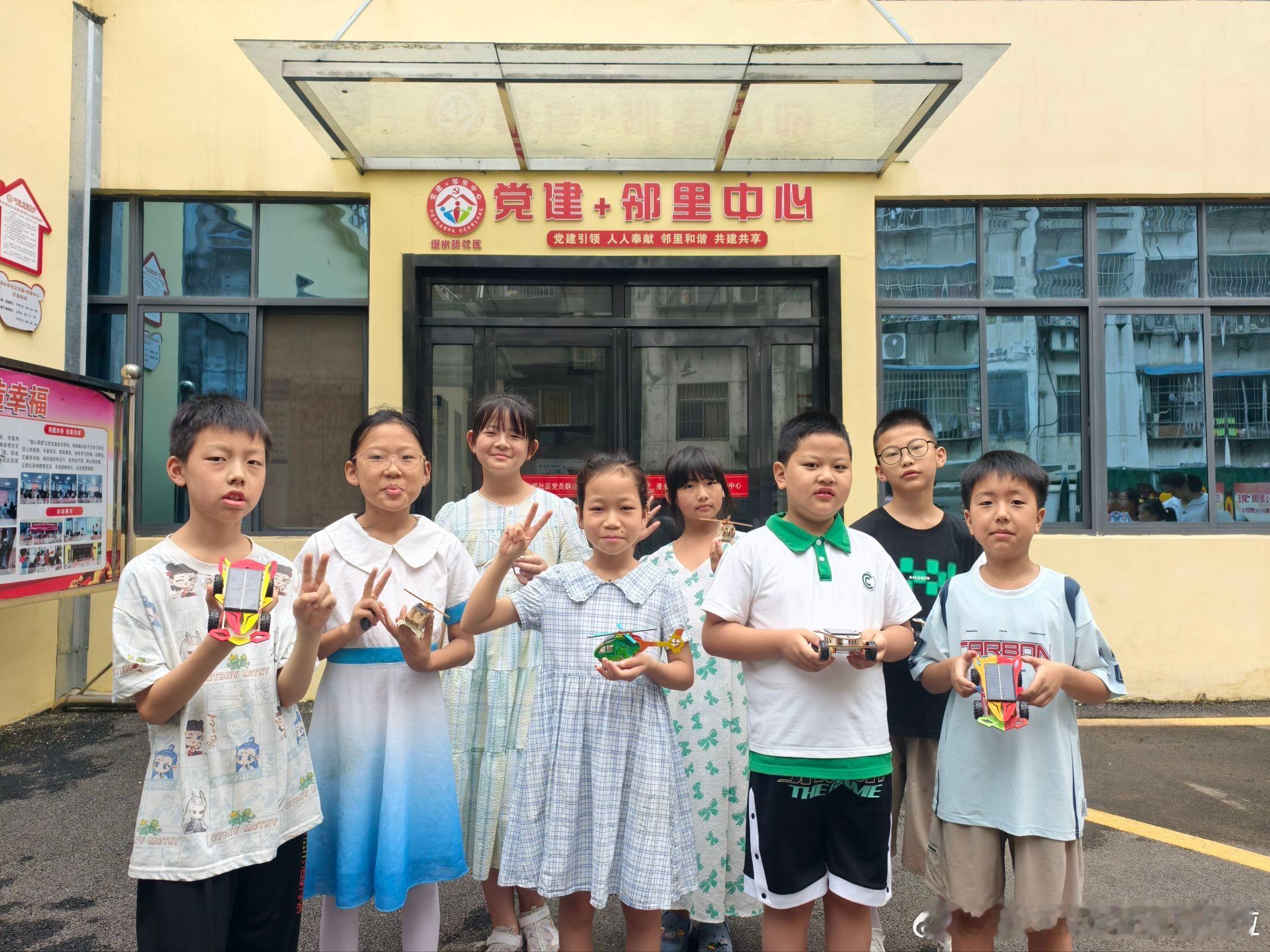 汽车科普进课堂 点亮少年科学梦
 
湖北汽车工业学院北极星支教服务团走进丹江口市漫水桥社区爱心托管班，开展趣味汽车科普课堂。本次课程充分依托学校汽商专业特色优势，把专业知识转化为通俗易懂的科普内容，为社区青少年带来一堂别开生面的工业启蒙课。
 
课堂上，支教志愿者结合汽车实拍图片、简易 ​