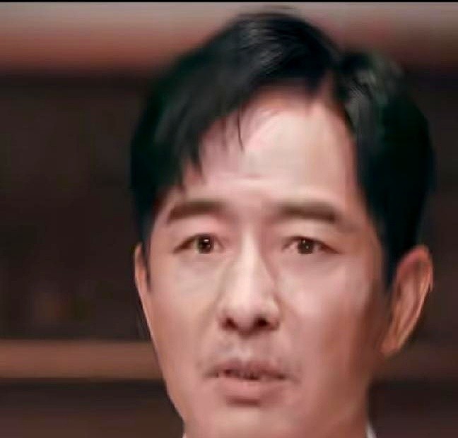 导演让试戏，郭晓东扭头就走，白白砸了饭碗。

镜头前，他扒开自己的结痂。只要导演没把信任捧到跟前，他立马缩回壳里。在被人挑拣的片场，这种刺猬般的做派，全是骨子里的自卑。

宋丹丹一针见血：极度自卑，表现出来就是极其不讲理。越没底气，越要死端着架子，结果只能干看着别人吃肉。如今他敢当众认怂，才算长出了