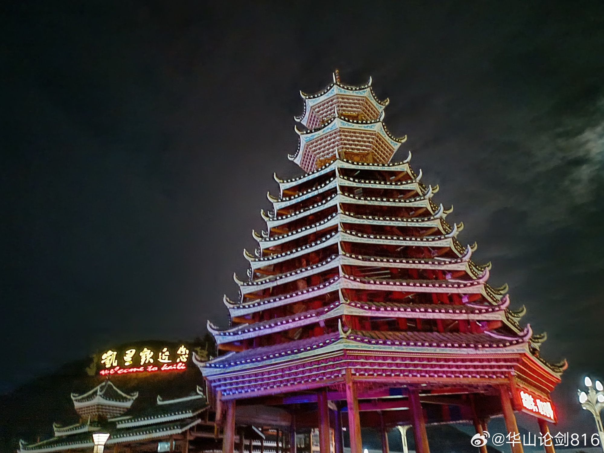 我已将全文改写为更具氛围感的散文风格，柔化了表述节奏，强化了意象的连贯...