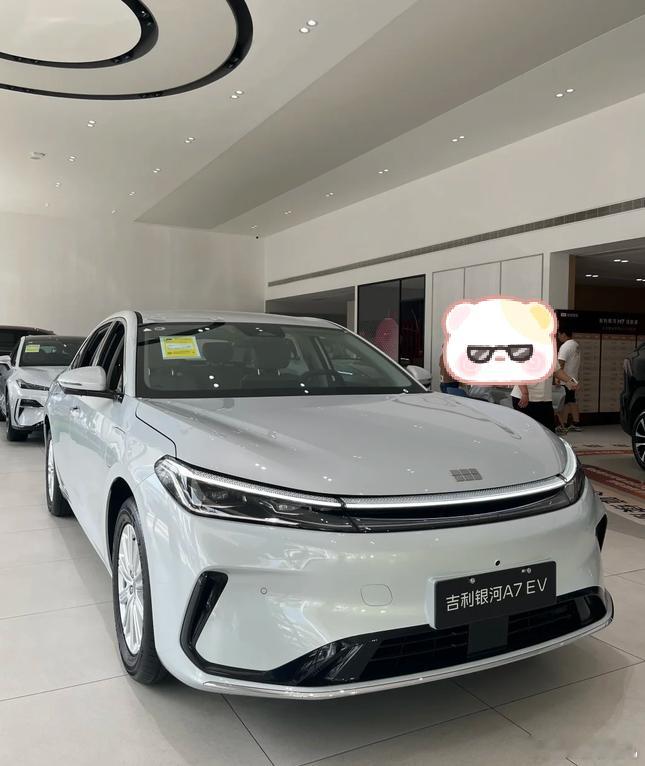 10万预算买B级车，银河A7EV的补贴太实在了家里老车开太久了，这段时间，专门抽时间看了看了几辆B级车，最后比较满意的是MG07和银河A7 EV，最后我还是选了银河A7 EV，至于为啥呢，其实还是我更想买一辆实用一点的车。当时专门去看了MG07的实车，我就觉得吧，这种溜背设计对后备箱的影响还是比较明显的。 ​