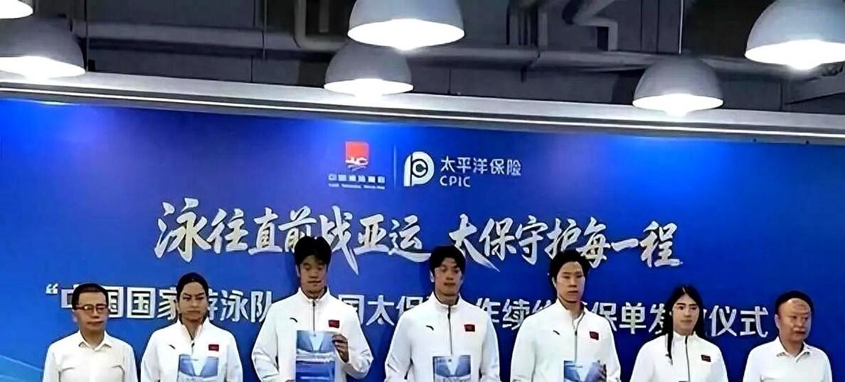 名古屋亚运会还没开赛，中国队先被后勤绊了一跤。传统亚运村直接取消，改成了邮轮加集装箱，男篮住的板房三人挤一间，九月的闷热天只有一台空调，暴雨一来训练都泡汤。1274人的队伍被拆散在港口和市区各处，教练找队员碰头得跨城，赛前恢复全耗在路上。男足抽签也不客气，伊朗、朝鲜、阿联酋同组，第一场就是硬碰硬。场