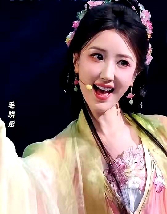 一身浅色古装出场，谁敢信毛晓彤已经38岁了？

很多女星保养得再好，镜头前总透着一股刻意的精致劲儿。毛晓彤不一样，眉眼一弯笑起来，神态自然舒展，完全看不出装甜的痕迹。不管是古装还是现代造型，身上始终有种清爽元气。

就算有人觉得她状态有点奇怪，也得承认她还是个鲜活的小甜妹。

你觉得她这满脸的少女感