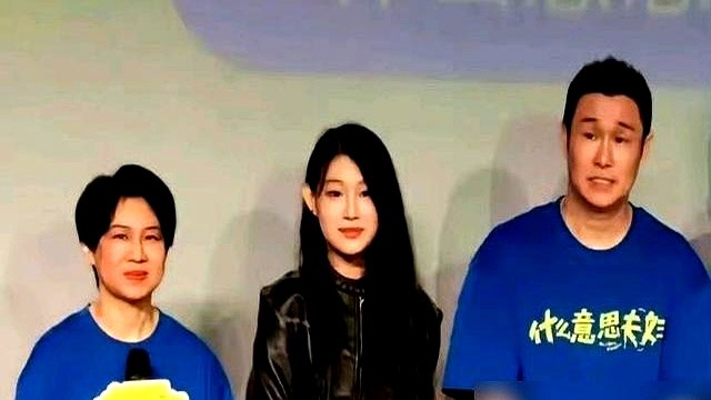 沈腾贾玲绕着走的国庆档，被小沈阳两口子端了。

一部没流量、没大场面的夫妻小喜剧，镜头就怼着脸拍过日子的鸡毛蒜皮，硬生生卖了2.4亿挤下陈思诚，冲到档期第二。观众图的就一个字：真。

这半年他是真拼。顶着红发寸头去录综艺，全开麦飙出829票拿第一，嗓子唱废了取消演唱会，眼睛肿成蜜蜂小狗照样硬顶着上公