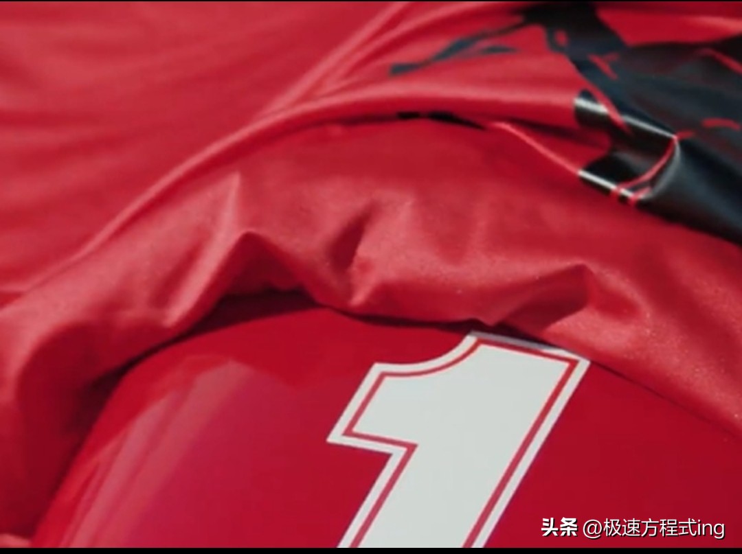 法拉利车队确认，将在一周后举行的主场赛事——意大利大奖赛中，启用特别版涂装，致敬传奇车手迈克尔·舒马赫。  
       1996年，舒马赫正式加盟法拉利，开启其辉煌的跃马生涯；2006年，他更是在蒙扎赛道代表法拉利赢得分站冠军，并于赛后宣布首次退役。  
       自2022年起，法拉利每逢