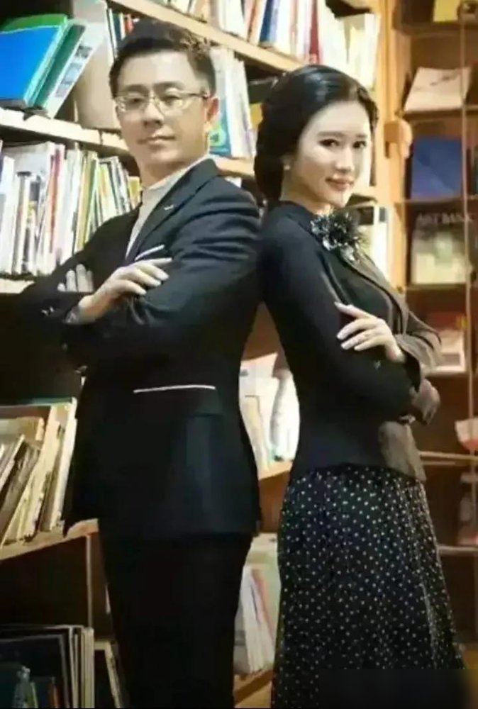 75岁张纪中，又准备当爹了。
44岁的杜星霖直播放话，正在备孕第五胎，目标凑个“龙太子”。还说张老精力体力比年轻人都好，满眼都是欣赏。
这大姐前夫是个年轻斯文的小伙子，离了。转头嫁给大31岁的老头，一个接一个生。外人看着离谱，她倒说这是“良性循环”。
说白了，她要的从来不是般配，是被捧在手心的