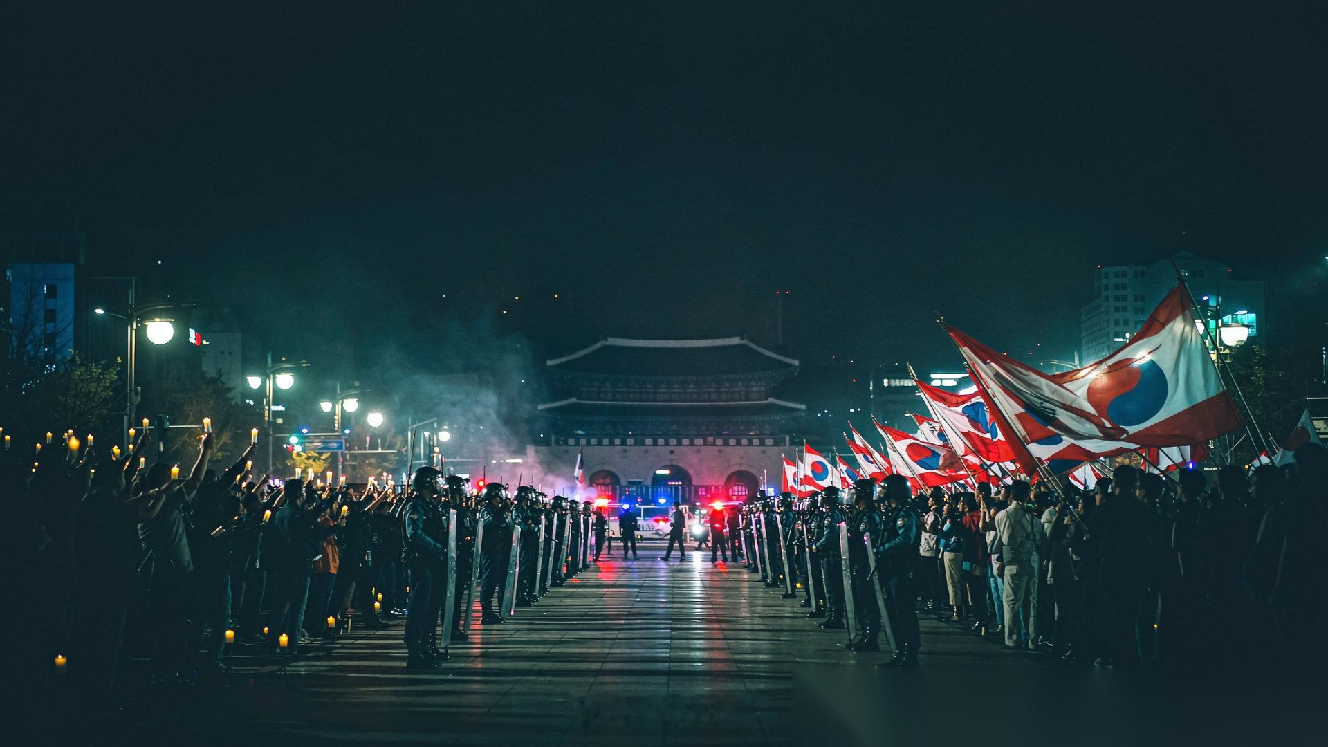 首尔街头又炸了。上次是烛光，这次是太极旗，同一个光化门，两拨人，喊的口号却是完全相反的。 
 
支持弹劾的时候，几百万人上街，那叫“民主的胜利”。现在反对李在明，人也不少，画风就变成“极右翼闹事”了。挺有意思的，同一套玩法，换个人坐庄，评价标准就换了张脸。 
 
说白了，韩国政治现在就是 ​