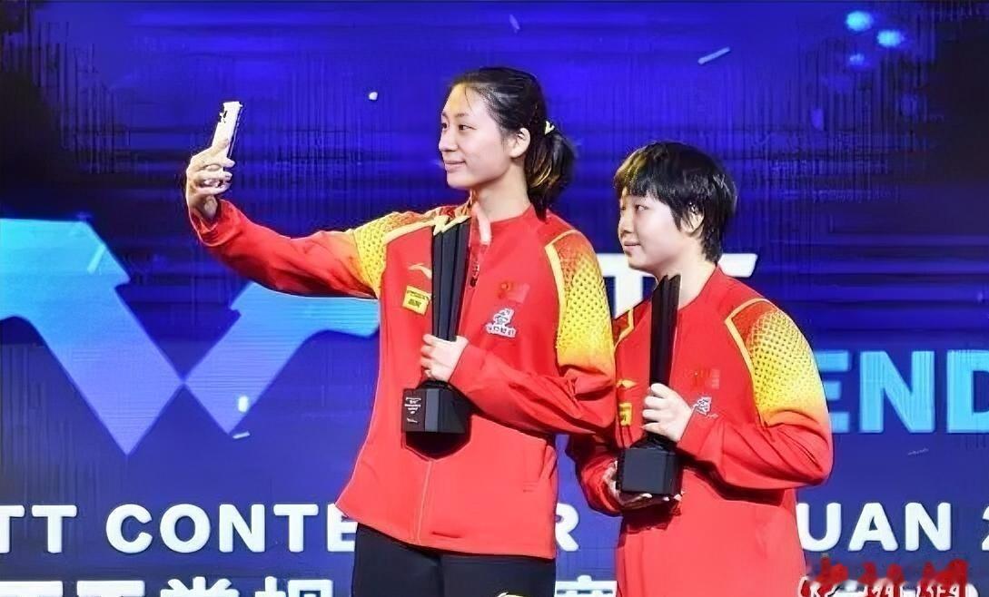 孙颖莎22岁拿亚运会女单冠军，王曼昱19岁就登顶了。再看看蒯曼和陈熠，同样22岁，这次亚运会女单名额还是没轮到她们。
反观张本美和，18岁就拿到了亚运会单打名额，下一届22岁，再下一届才26岁，经验只会越攒越多。我们的年轻选手呢？陈熠和蒯曼虽然进了女团阵容，蒯曼还打女双，但单打锻炼的机会确实没给到。