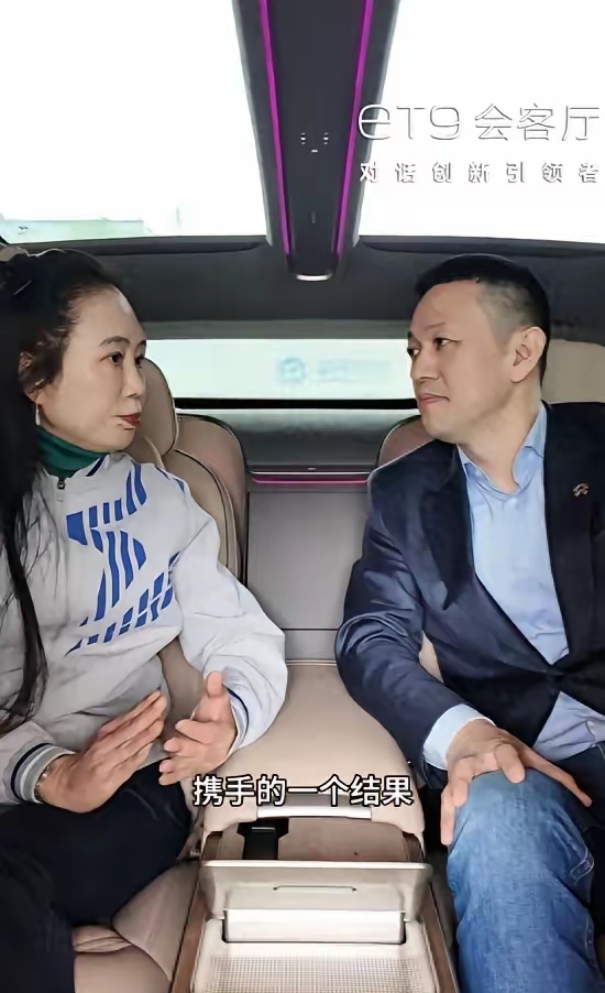去年，在蔚来《ET9会客厅》栏目中，蔚来创始人李斌与星宇股份董事长周晓萍展开深度访谈，周晓萍本身也是ET9车主。
 
访谈聚焦国产零部件自主创新，双方重点聊到两家企业联合开发的智能大灯，该灯为蔚来车型带来更强夜间行车安全性能，星宇为此投入巨额专项产线研发资金。

蔚来ET9是品牌大型纯电行政旗舰，售