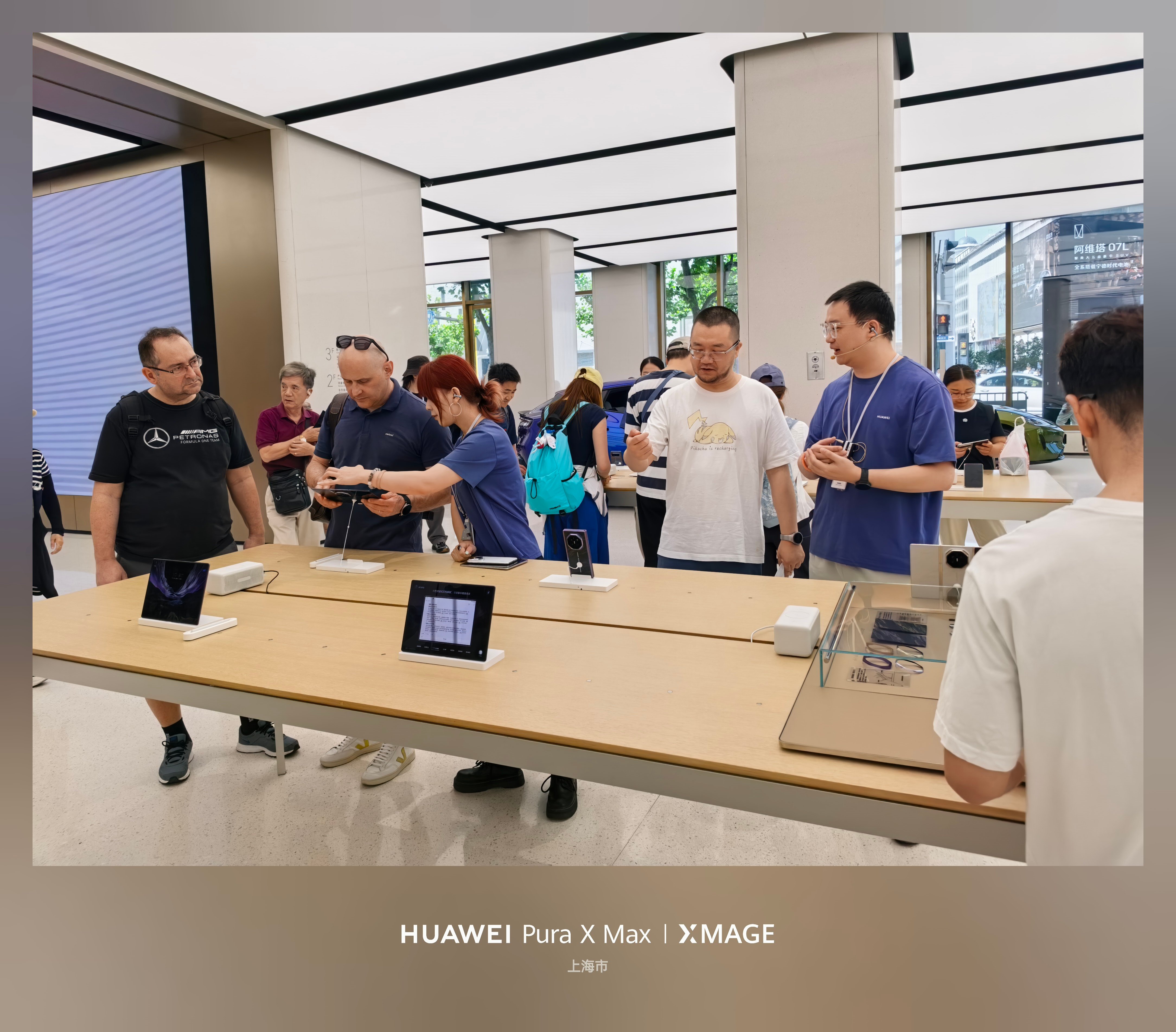 #华为展翼三折叠首批用户口碑# 线上看参数不如线下摸真机，今天门店这热闹程度确实猛。

展翼形态上手比预想中顺手不少，展开后那个阔屏视野，拿来看报表和看大图，沉浸感确实没得说。这次内外屏工艺和铰链系统摸上去相当扎实，结构的可靠感给得很足，用起来踏实不少 [并不简单]最实用的还是那个“灵盾 ​