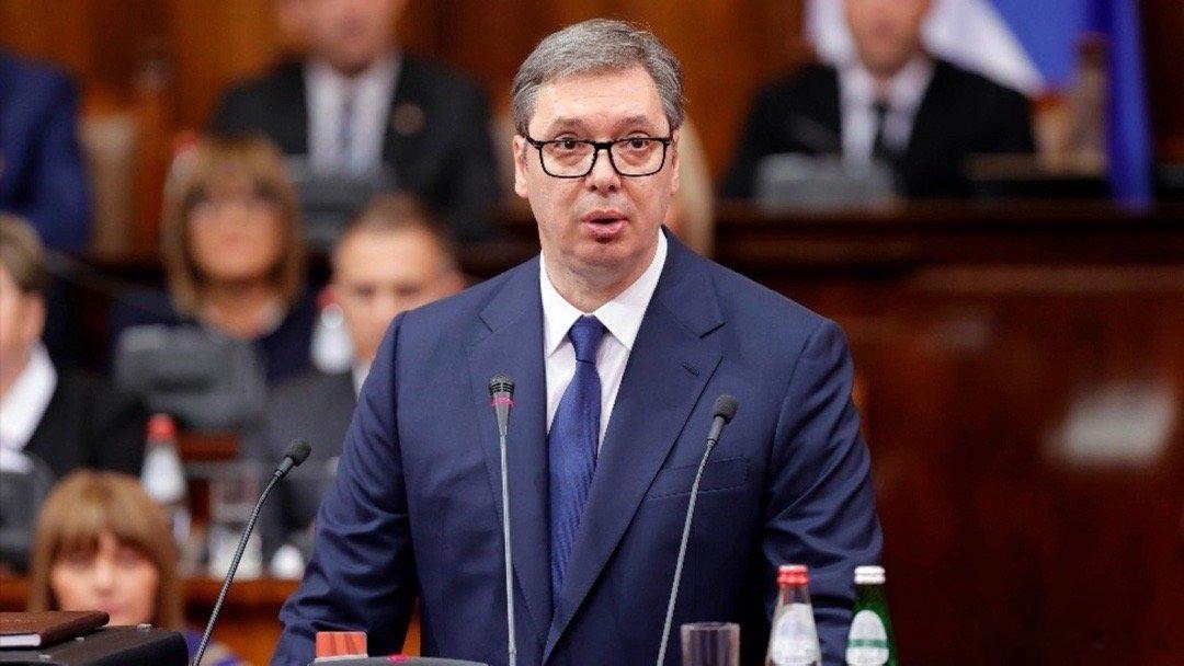 这篇谈一谈今日正式辞职的塞尔维亚总统武契奇。原稿中没有发布的一段文字，是我对他的简评和盘点：
武契奇的人生轨迹正是塞尔维亚过去半世纪的历史缩影：青年时代突遭家国剧变，民族主义植根于心；90年代内战与世纪之交的政权变更，给他上了“适者生存”的生动一课，而他很快掌握精髓、顺势改变，迅速 ​