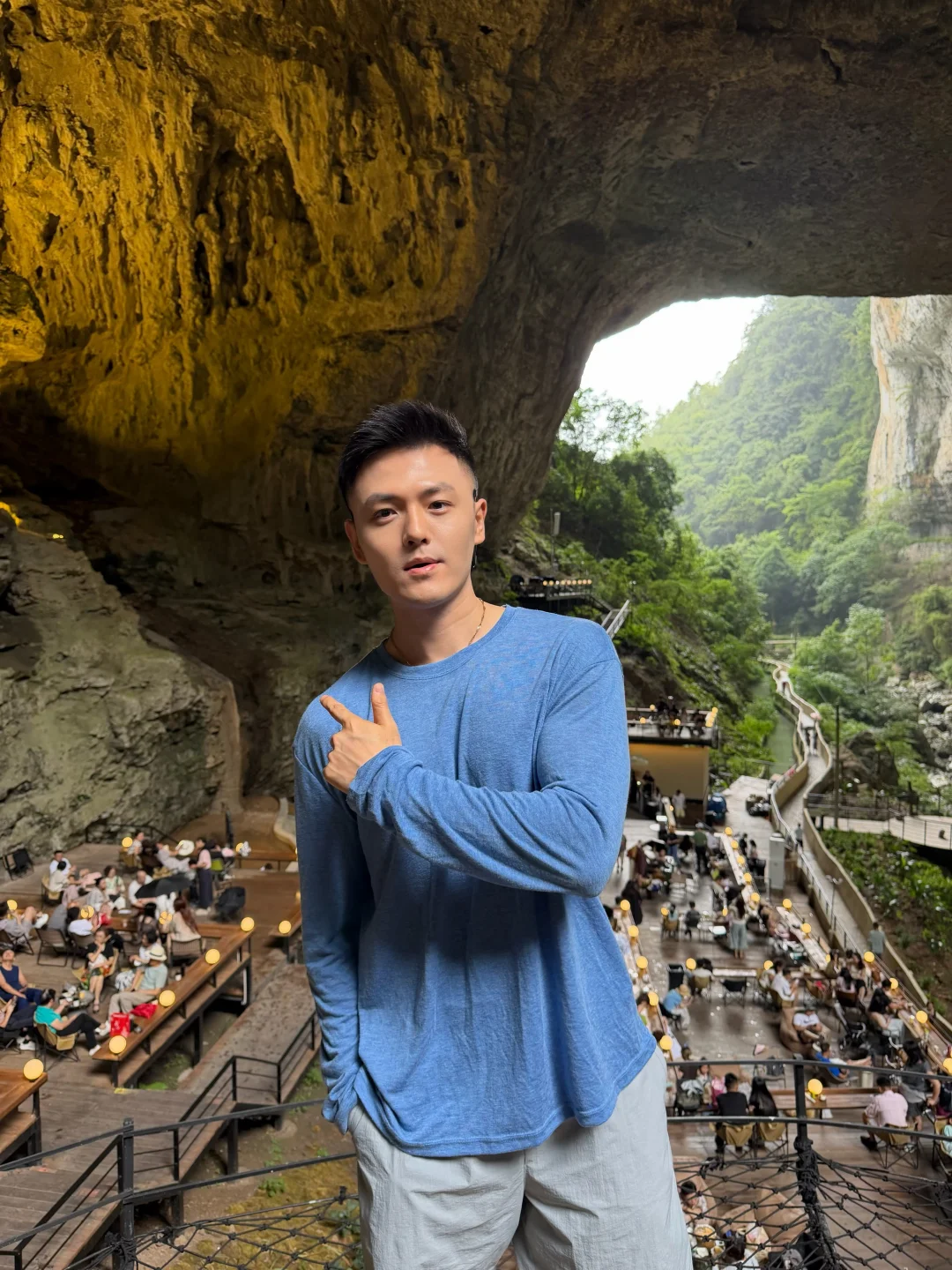 走进喀斯特溶洞.