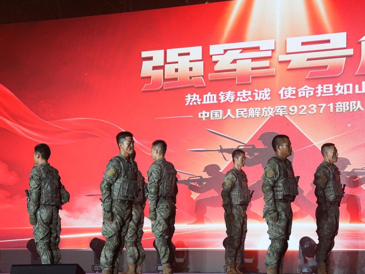 【#为国防教育凝聚磅礴力量#】#全民国防教育日#来临之际，92371部队联合驻地单位，举办国防教育主题展演，并开展“国防教育大家谈”主题讨论会，为国防教育凝聚磅礴力量。（孙柳飞、游子吟） ​