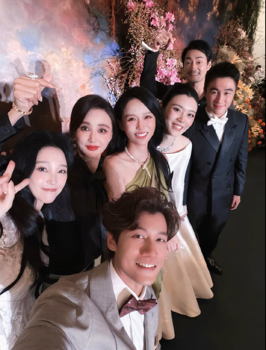 #奚梦瑶答谢宴老友重聚#
奚梦瑶答谢宴老友重聚，《我们来了》的缘分延续至今，当年一起录制节目的老友悉数到场。十年光阴流转，大家各自圆满，跨越时间的友谊，如今在奚梦瑶的答谢宴上重逢。 ​