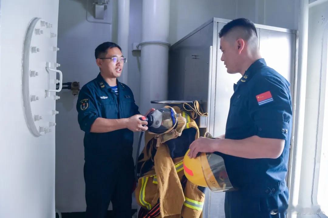 【“开好一艘船，带好一群兵”】开好一艘船，带好一群兵”这句朴素的誓言，是王栋不变的追求。日复一日驻守军港港池，于风浪险情前沉着处置，于日常相处中真心带兵，他以实干诠释一名基层带兵人的责任与担当。（监制：牛洪波 王悦 编审：赵阳  编辑：娄欣辉 吕刘洋 文字：于洋 霍猛 刘子健 图片：陈佳 ​