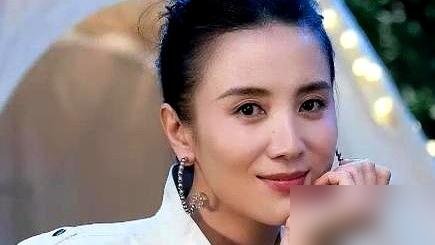 宋佳在成都演唱会上当众爆料，找那英要票被拒了。
结果那英一句“送票太俗”，直接把尴尬场面掰成了名场面。
她说，你来，我安排你当嘉宾，管饭，包签名。三步台阶递过去，宋佳顺着就下来了。
细品这操作，票才值几个钱？真给了，人情就按票面价算完了。不给票，给的是“咱俩关系不能拿钱算”的定位。
顺便还把