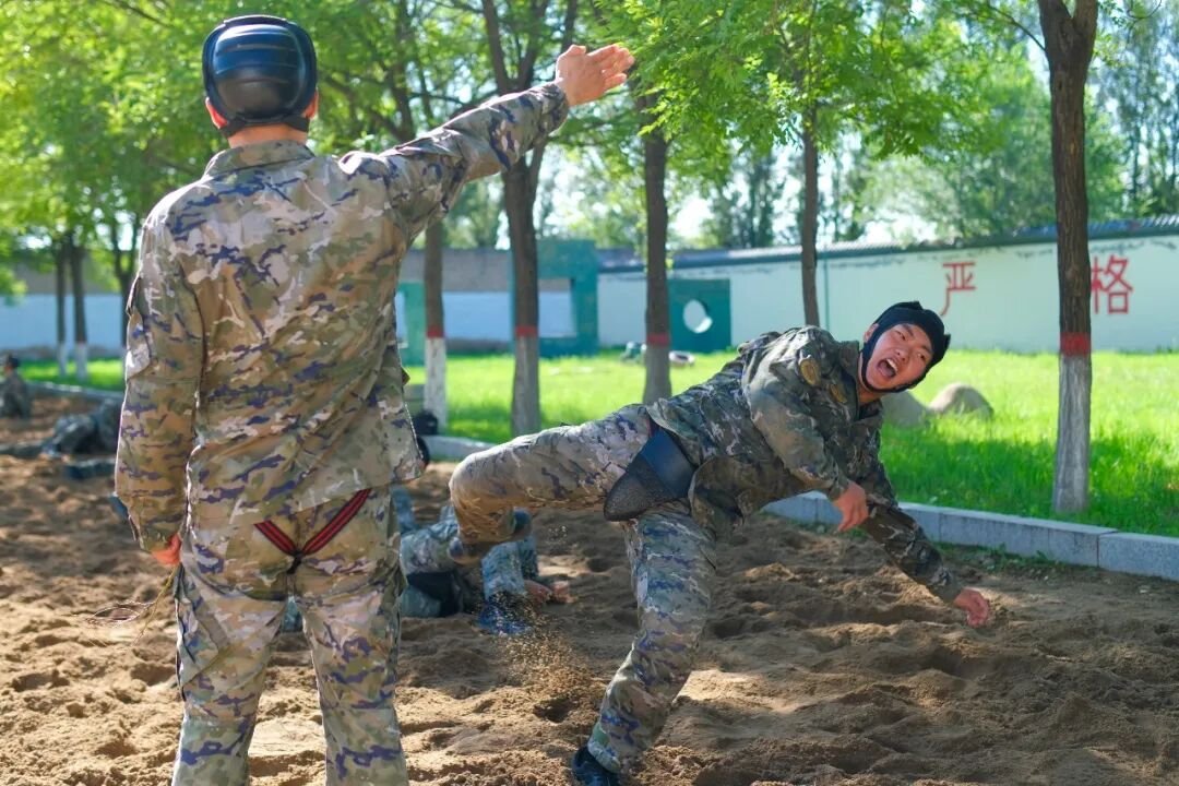 勇敢去行动，把眼前的事做好，把脚下的路走稳，前行的路上自会有你想要的答...
