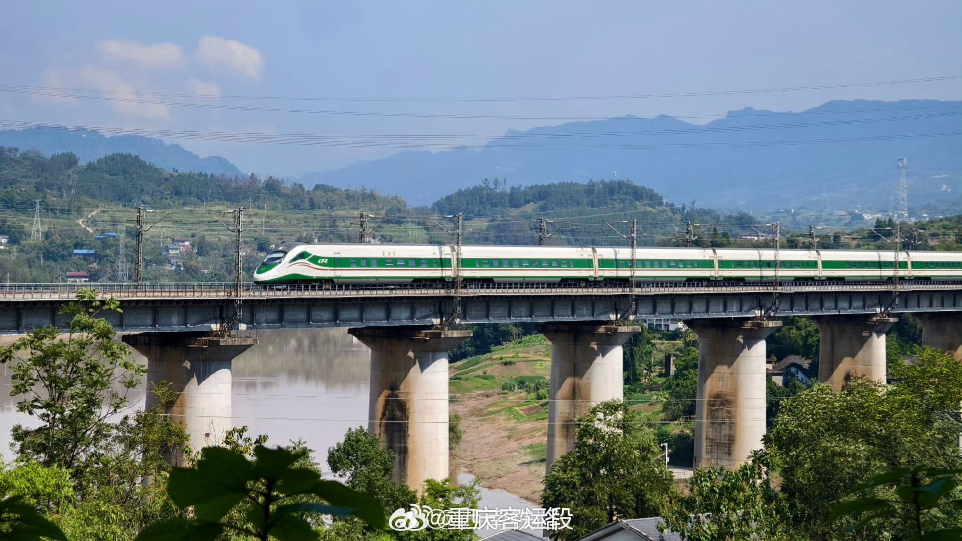 #早安成铁# 青山作伴，江水奔流，愿奔波的人都得偿所愿。早安～（达州工务段 冉佳月 张山林） ​​​