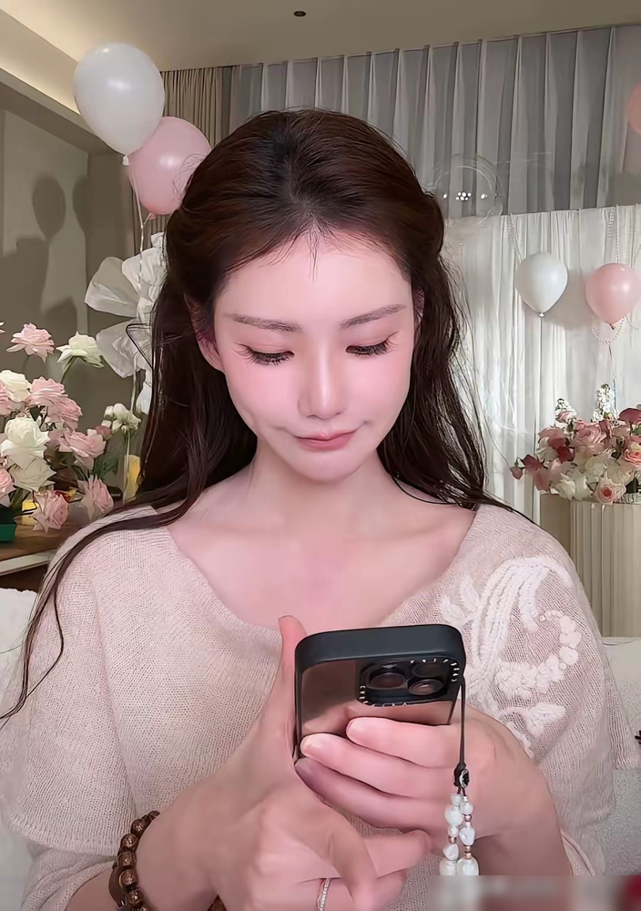 后妈最难的不是带孩子，是连想带都得藏着掖着。
马筱梅直播时被人追着骂，说她不接大S俩孩子回北京，只想便宜自己。她回了一句：你都觉得我是后妈了，我还能有多大的话语权？
这话听着软，实则把球踢得明明白白。7月10日汪小菲自己开播澄清，说都是他的安排，跟别人没关系。还透露马筱梅其实特希望孩子回京，省得