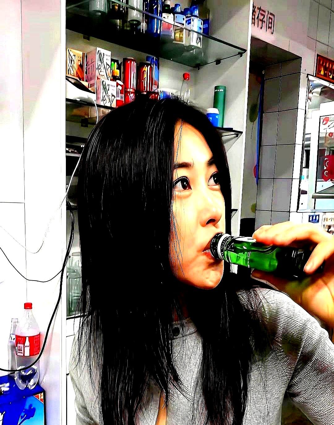 40岁生日，朱珠没去五星级酒店，连杯子都没用，直接对着酒瓶吹了小半瓶红星二锅头。

地方就在一家开了二十年的街边苍蝇馆子。小方桌上没有限量蛋糕，就摆着一盘拍黄瓜、一盘酱牛肉，还有一把冒着热气的烤串。陪着她的，只有两三个认识了十几年的老朋友。

笑起来的时候，她眼角的细纹看得清清楚楚，但整张脸写满了不