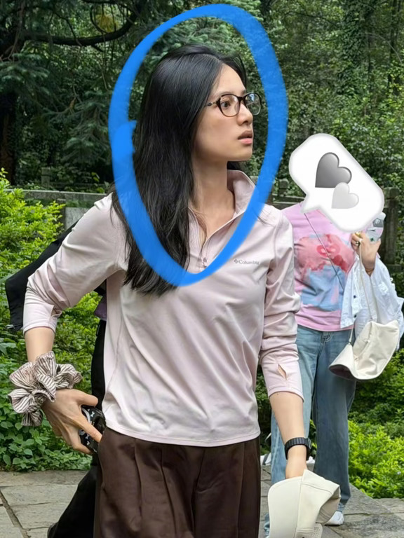 偶遇素颜爬山的张婧仪