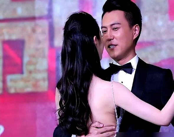 连拍11条没过，导演李雪当场摔了剧本，全场死寂。

这是《伪装者》拍于曼丽牺牲戏的现场。宋轶躺在地上，身体一直“绷着”。

胡歌走过去，一句戏没讲，只伸手把白布往她下巴处掖了半寸。

就这半寸，宋轶紧绷的劲儿瞬间卸了。第12条，一条过。回放镜头里，胡歌给她盖手帕时，指节都在发抖。

多年后剧组重聚，