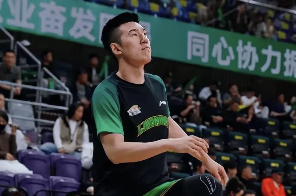 辽宁男篮刚在客场把山东打懵，更衣室里却先炸了雷，刚当上副总的韩德君连自己人都没放过。
按说大比分赢了球，全队上下该乐呵乐呵。
结果转头就传出消息，顶薪主力付豪就因为训练迟到，被韩德君当场开了罚单。
一点情面都没留。
要知道两人之前在场上并肩作战这么多年，如今大韩身份一变，坐在管理层的位置上，