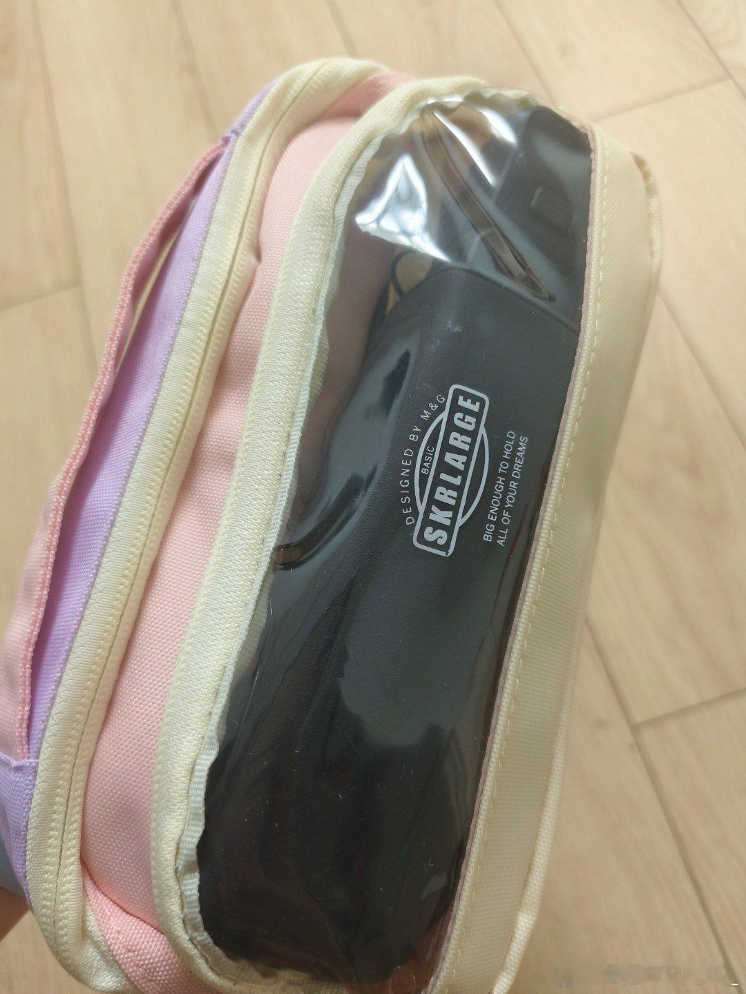 晨光这个笔袋太实用了，里面那层可以装简易化妆包，外面那层可以装大疆本体和充电头、数据线，如果大疆配件多，这个笔袋也可以全装了，太强了 ​