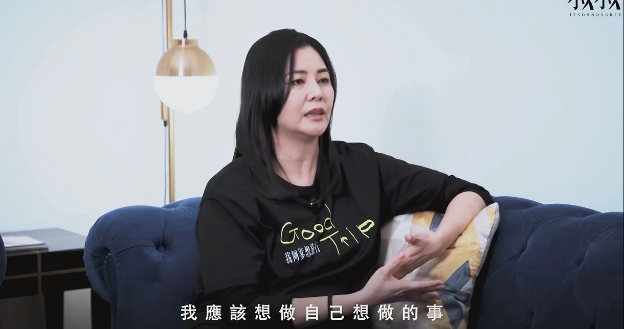 郑伊健的老婆演员蒙嘉慧说，自从父母和姐姐先后去世之后，她彻底没了赚钱的动力和欲望（现在直接躺平）。她以前努力工作的动力之一就是每个月要给父母和亲人家用，也就是说她的一家人全靠她养，但现在亲人都走了之后不用额外掏钱了，她很不适应。亲人没了她不知道努力的意义在哪里了，也没有任何欲望了。
说实话，我感觉蒙
