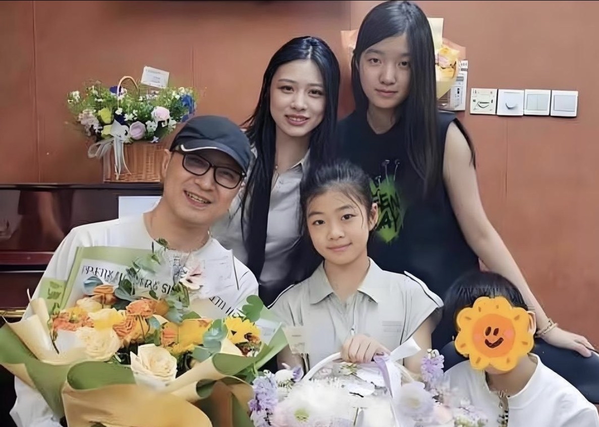 汪峰晒全家福！4个孩子同框出镜，评论区却满屏都是章子怡
汪峰晒出一张备受热议的全家福，这也是他第一次把四个子女全部拍到同一张照片里。

照片之中，汪峰坐在画面左侧，头戴黑色棒球帽，笑容轻松。他身旁站着现任妻子，位于画面C位；汪峰的大女儿小苹果站在后排靠右，身形高挑；二女儿紧挨小苹果身旁；画面前排，是