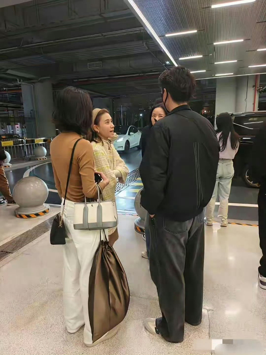 35岁的何超莲在澳门被被偶遇，现实中的样子比镜头中的普通不少 ​