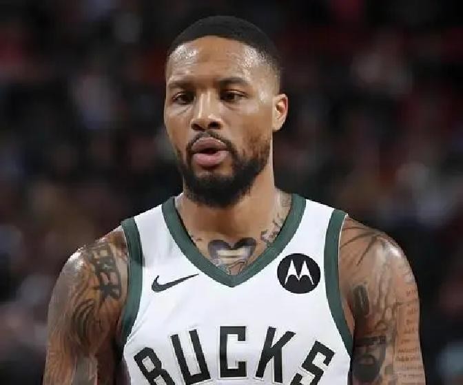 达米安·利拉德打了十四年NBA，968场球全部首发，一场替补没坐过。新教练上任第一件事，是当着记者的面说，你和莫兰特，得有一个人打替补。
开拓者新帅迈卡·诺里，上任没几天，公开对媒体说利拉德和莫兰特不能同时首发。理由给得很直接，两人都矮，都不防守。诺里原话是“让莫兰特和利拉德同时首发并不合理”，他说