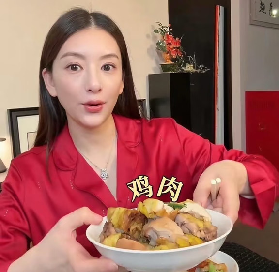 方媛晒娘家爸爸做的六菜一汤🥘满满一桌地