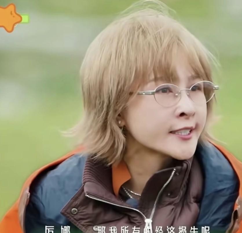 如果不是当年那场所谓的闺蜜告密，厉娜的人生轨迹绝不会是现在这样。
在镜头前撕破脸需要多大勇气？
看看新节目里厉娜冲着许飞吼出的那句质问就懂了。
“你感受到的是被宣判，那我所有的经济损失呢？”
这句话压了快二十年，字字带刺。
当年06届超女长沙赛区走出来，同在一家经纪公司，本是最推心置腹的闺