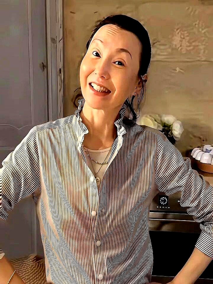 62岁张曼玉素颜上街被拍，脸上皱纹清清楚楚，路人全看愣了。

一身条纹衫配阔腿裤，身边没助理，镜头怼脸也没滤镜。她不仅不躲，反而大大方方笑着挥手，一点架子都不端。

别的明星都在硬撑冻龄人设，她倒好，退下来后种菜、逛市集、拍短片，完全按自己心意过。再贵的护肤品，也顶不上一颗不内耗的心。

容颜肯定会