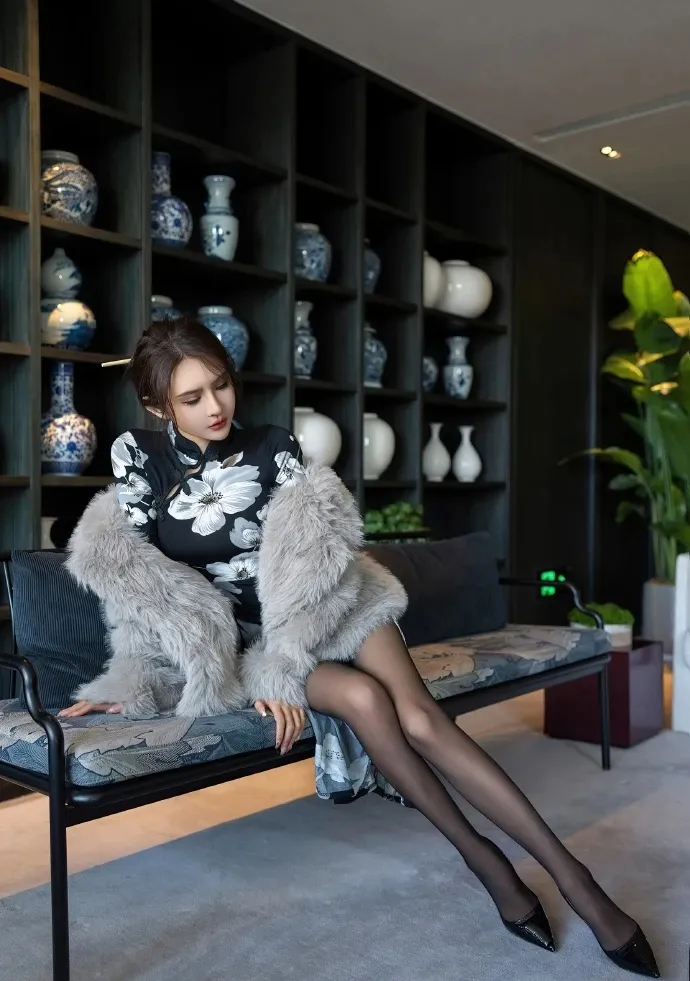 极品美女丨黑丝大长腿，开叉旗袍裙，这谁顶得住啊？