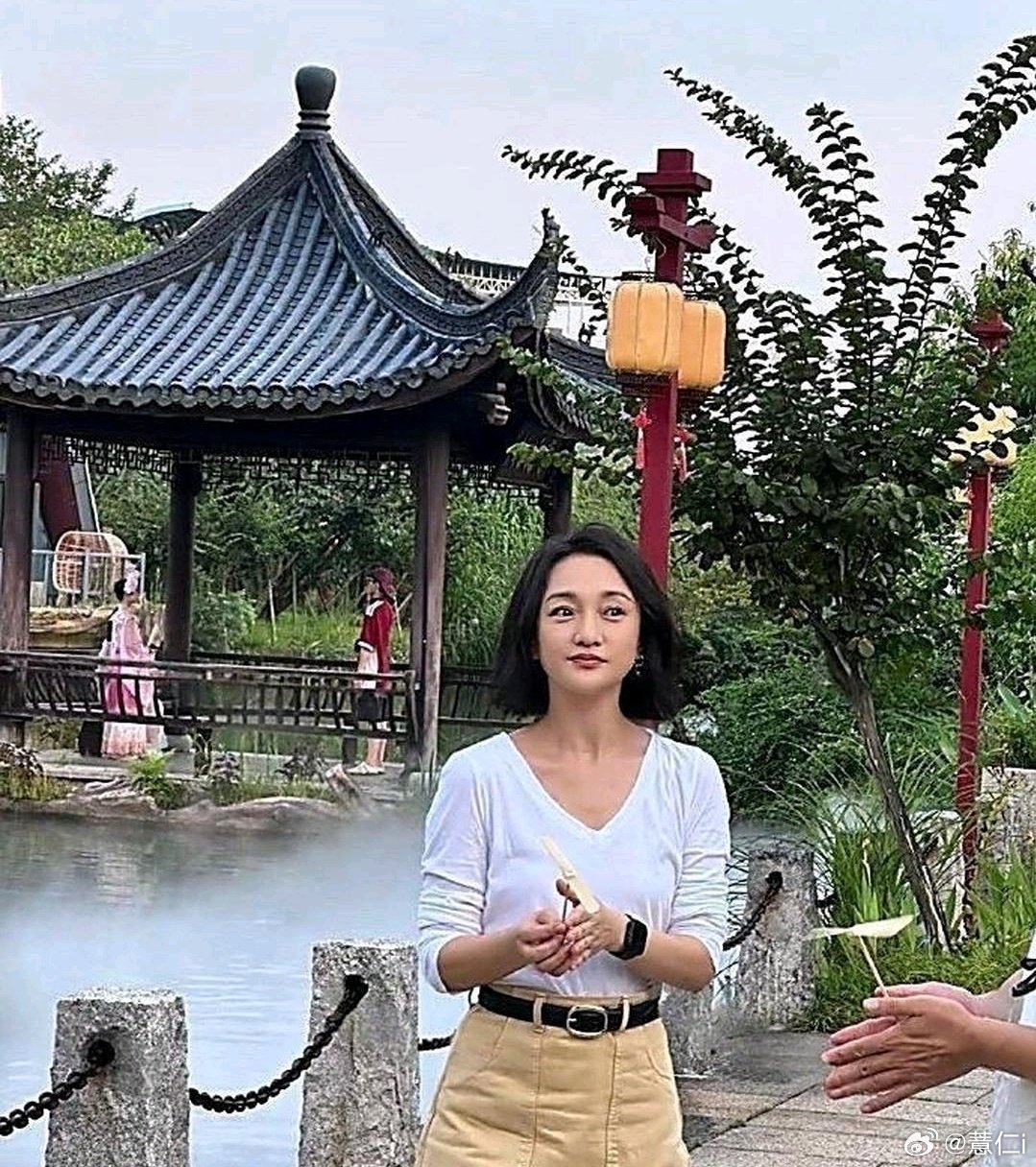 在江西撞见周迅了。真人看着忒年轻。完全看不出五十一岁。 ​