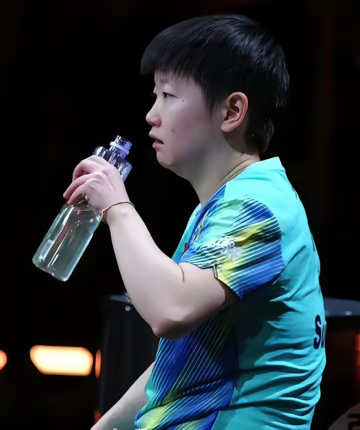 意难平！
孙颖莎带伤、带病参赛也就算了，止步32强还得开个破发布会，真的是前所未有。
​JLZ不就是想借她的采访来堵悠悠众口吗？网友的眼睛是雪亮的，比赛中就已经看到莎莎疲惫不堪了。局期休息直接坐凳子上，可见她体力透支多严重。
 
这场球输得全网揪心。世界排名第一的孙颖莎，1比3爆冷不敌排名101位的