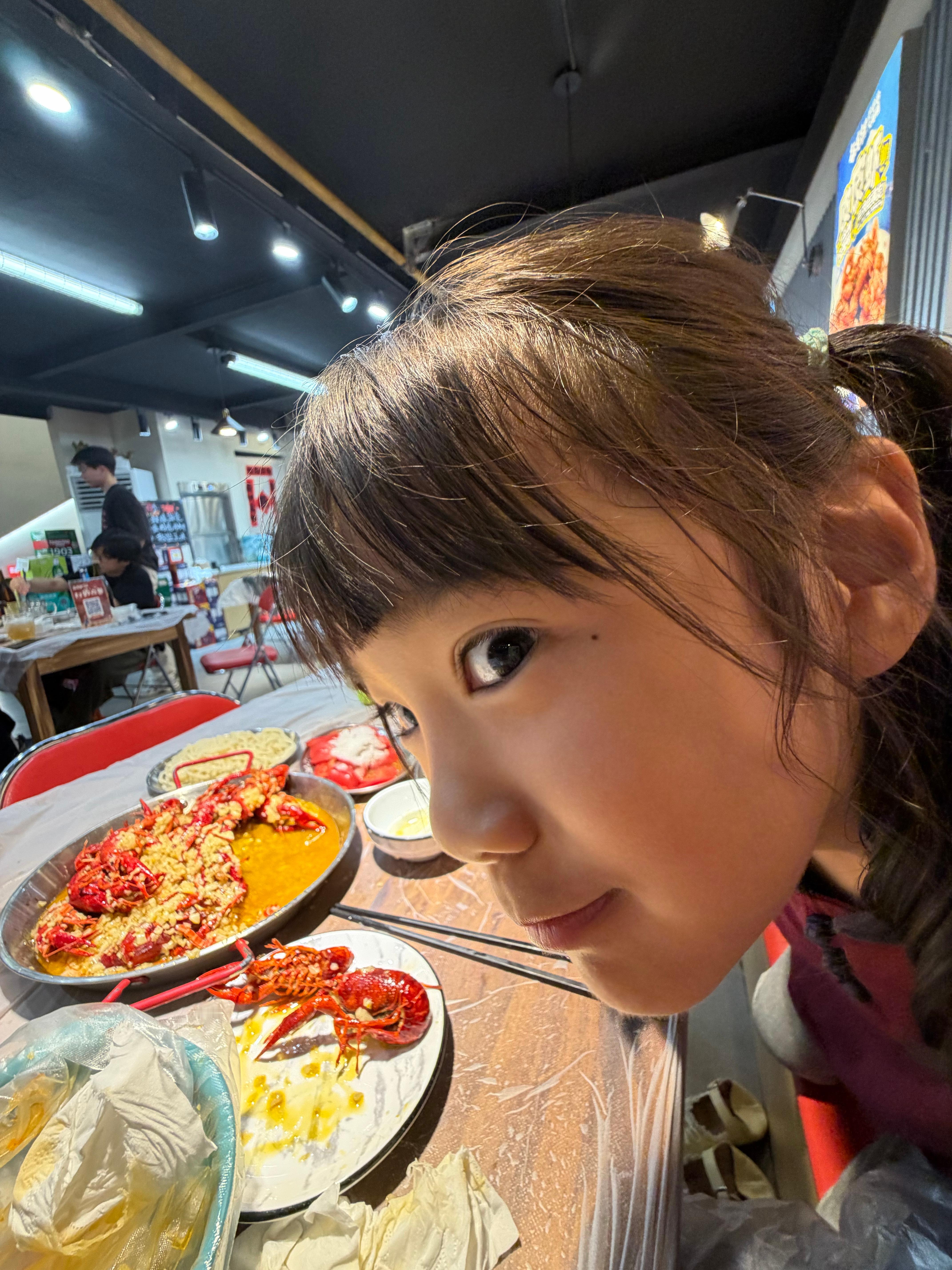 小p从一个胆小鬼变成了一个大e孩
今天去吾悦 见到外卖骑手说：美团外卖！送啥都快！ 我赶紧送去一个眼神告诉她：没礼貌[NO]
然后又在下楼的时候遇到一个黑人 她又大声对我说：妈妈你看外国人！ 人家直接回头：“你好”
我又赶紧sorry[无聊] 我说你这样很没礼貌诶 我说你在外国人家也没见到你就大惊小怪 ​