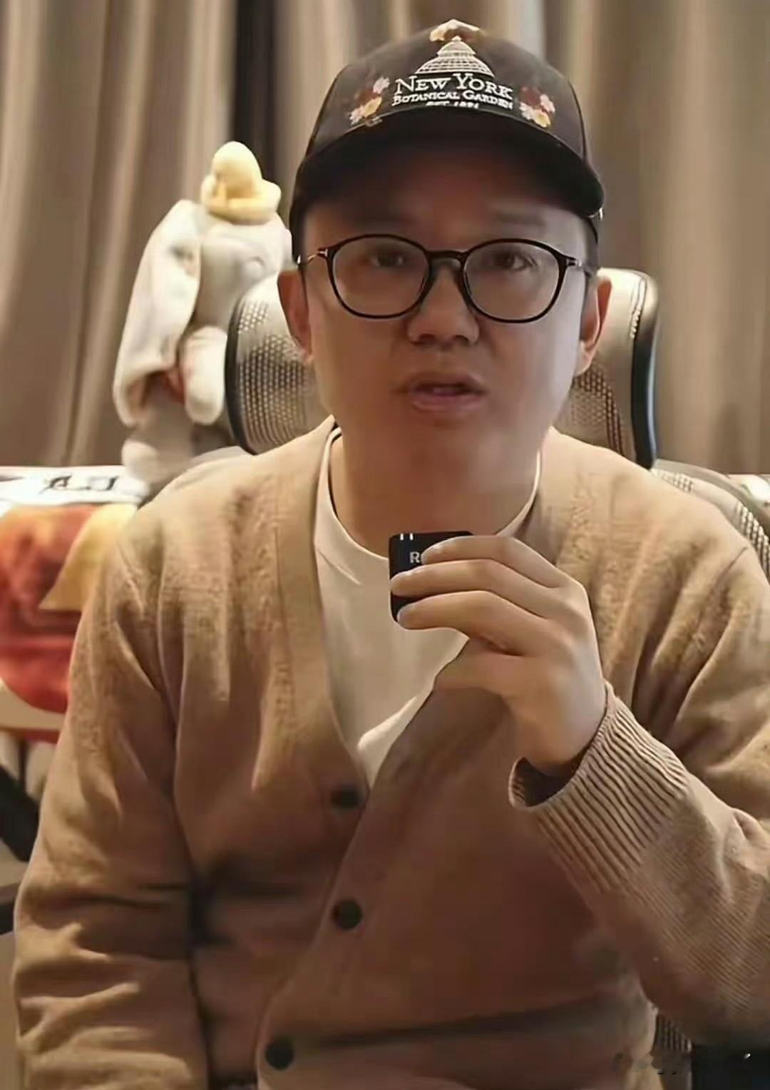 你问我答中国足球小将项目核心策划吕凡，9月23日凌晨遭遇交通意外，抢救无效不幸离世。他身兼编导、导播、摄像剪辑多职，是团队重要的幕后力量。项目创始人董路、合作俱乐部以及球迷纷纷发文悼念，追忆一同为足球理想奋斗的时光。告别仪式将于9月27日上午在北京八宝山殡仪馆竹厅举办。默默深耕青训记录的幕后工作