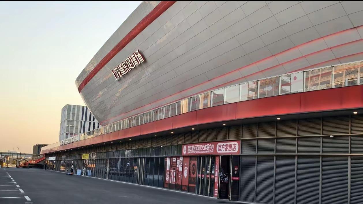 浦东足球场已经五岁了他见过35岁的奥斯卡他见过35岁的武磊他见过35岁的颜骏凌他见过37岁的张琳芃他见过36岁的蔡慧康他见过37岁的吕文君他见过37岁的吕文君也见过当时16岁的我