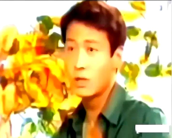 蔡康永问黎明不爱笑是不是嫌牙齿丑，黎明没顺着解释，当场甩回一句：“他们还说你蔡康永不吃鸭子只吃鸡肉呢。”

用更荒唐的假传闻砸回去，直接把自证陷阱拆了。

1999年播出的这段采访，当年观众只当是玩笑。谁能想到二十多年后蔡康永卷入争议，这段陈年旧账又被全网挖出来，奉为“拒绝自证”的神级现场。

但不