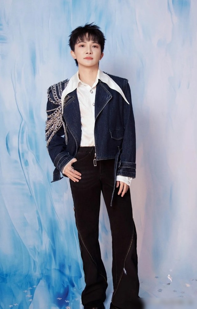 周深彩排试麦，对着台下伴舞连鞠三躬。
10月11日《2026美好奇妙夜》后台，他试音时怕反复调试耽误伴舞时间，小声说再试一下声音就可以，然后连声道歉对不起，不好意思。候场时脸冷得像换了个人，一上台，全开麦拉出近20秒长高音，直接把人钉在椅子上。
同台交响乐团，台下坐着胡军、宋佳那帮人，他一个纯歌