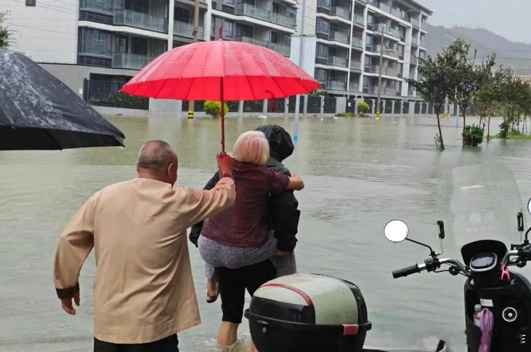 #温州暴雨 生活不便#温州这场暴雨，把“日常”直接打成“闯关”。早上看导航全红，154处道路管制，20个高速口关闭，公交停了二十多条，打车溢价还叫不到。 骑车怕蹚水触电，开车怕冲进涵洞，走路水深没过小腿，裤脚湿到膝盖。便利店泡水面、外卖延迟、地铁口排队、公司群里通知“非必要不外出”。原本 ​
