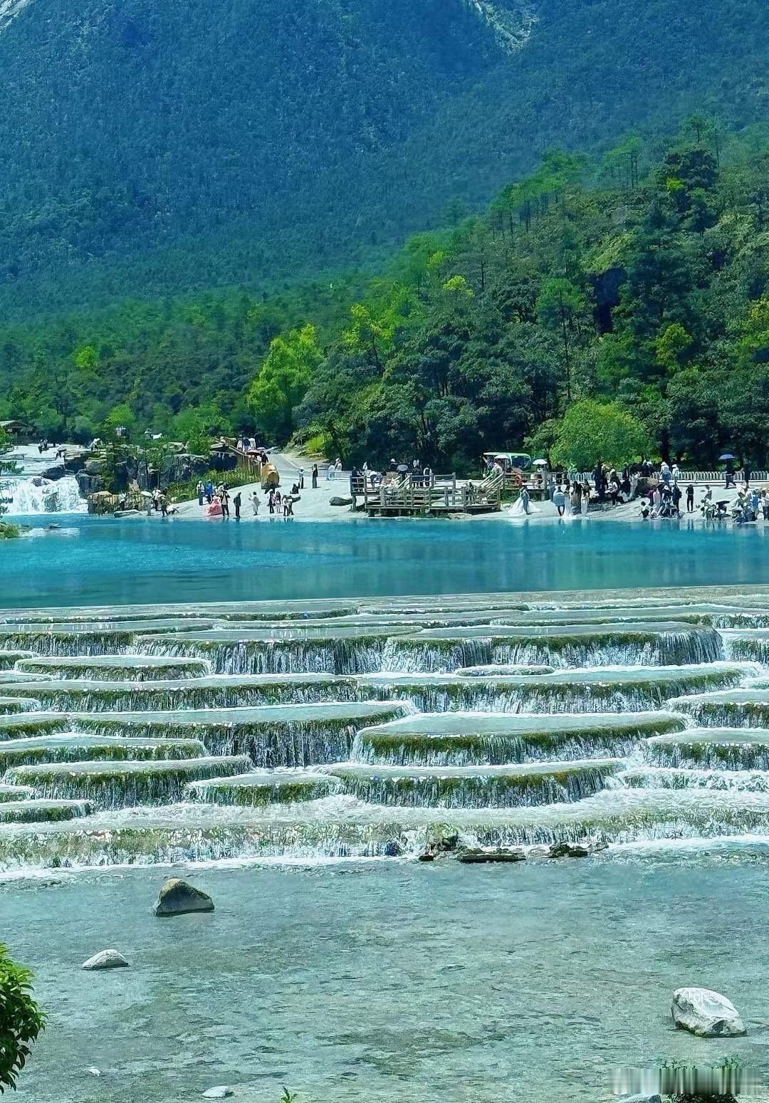 科技股下周仍有反弹空间 

仔细观察，你会发现一个关键细节：科技这轮调整，非常温和。

7月那轮科技暴跌，是无差别屠杀——不管有没有业绩，全部跌停。而这一次，存储芯片等方向的大幅调整，更多是前期筹码解套需求的释放。有业绩支撑的半导体设备龙头，调整幅度明显小于纯题材跟风股。板块内部分化极 ​